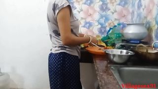 Wife ko red saree pe kitchen main sex Kiya
