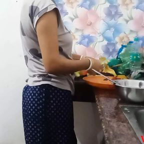 Wife ko red saree pe kitchen main sex Kiya