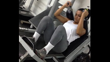 Gostosa na academia de leg