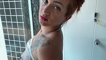 Funcionário do hotel era assinante do meu site e já conversamos há tempos então a coincidência fez com que ele ganhasse meu cuzinho na beira da piscina e gozasse tudinho em cima de mim