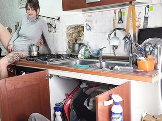 Ho lavato l'idraulico di squirt e lui mi ha sfondato la figa (cuckcold,roleplay)