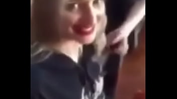 Mamada y hace una paja en p&uacute_blico