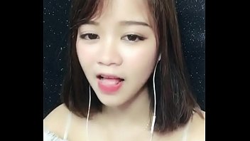 Uplive Em G&aacute_i Việt h&agrave_ng ngon show trọn tr&ecirc_n livestream