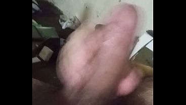 MACHO VELHO PELUDO FORTE SUJO COM PENIS MACRO MUITO GROSSO GOZANDO