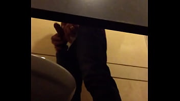 suc cu trong toilet vincom.MOV