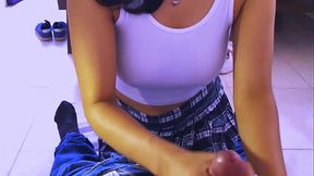 La madrastra de su amiga les prest&oacute_ su apartamento a su hijastra y a su novio para que pudieran tener un encuentro sexual sin interrupciones.
