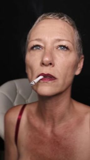 Kiki Deez Makes Smoking More Fun 😉🚬