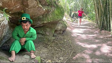Peque&ntilde_o duende se folla a culona latina perdida a cambio de ayudarla a salir de su bosque m&aacute_gico