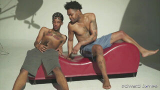 Tatuoidut mustat miehet, joilla on valtavat kullit, panevat karkeasti tiukkoja reikiä intensiivisten suihinottojen ja käsihommien jälkeen