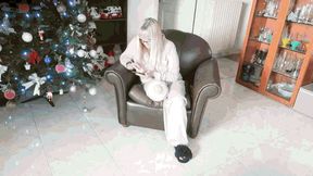 Amputee on crutches MP4 (1920x1080) FHD