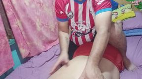 Aceite, caricias y masajes lentos en mi espalda