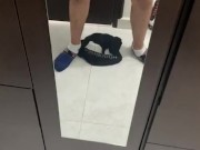 Me bajo los boxer frente al espejo y saco mi verga venosa