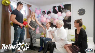 Hisap zakar, melancap, pancutan mani, tanpa lengan – zakar besar bertatu Benjamin Blue dan Malik Delgaty sedang bercumbu di punggung