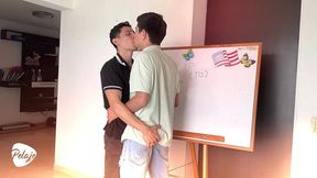 llego tarde a clase por chupar pollas en el bano del colegio y para compensar a mi profesor dejo que me folle el culo