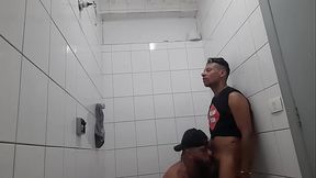 Eu e o dotado no banheiro da balada