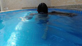 esposa gostosa se exibindo na piscina !!