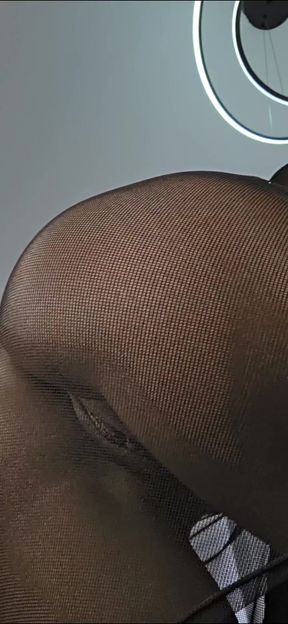 Amateur girl posts on OnlyFans, showing off her juicy pussy while