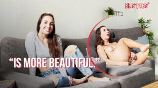 Ana B neckt mit ihren großen, natürlichen Brüsten, während sie masturbiert.