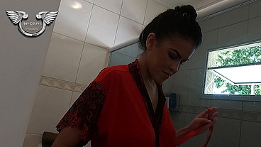 morena de bunda grande tomando banho e ensaboando a buceta