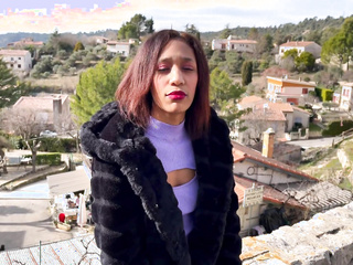 ”Reyna, 20, medical secretary in Manosque (04)!”