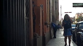 Soy una MUJER mayor para ti.. pero ACEPTO! - En la calle una se&ntilde_ora es pillada por un joven, ella acepta tener sexo con la condici&oacute_n de pagar su mensualidad de la renta