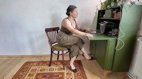 teacher toe tapping in high heels before her lesson, you are spying at her m0