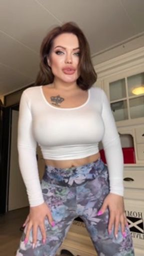 💪 Ready to hit the gym… Daddy, what do you think about my outfit? 😏🔥 Of angelinafox333