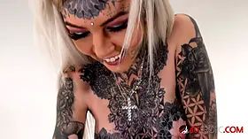 Tattooed hottie Amber Luke rides a tremor
