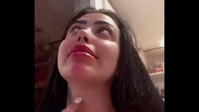 MC Mirella pagando peitinho