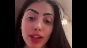 MC Mirella pagando peitinho