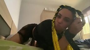 Su padrastro la deja amarrada y se pone muy cachonda