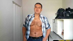 jardineiro mega-dotado macetando a pica grossa ate gozar - urso brasileiro fodendo a caceta ate jorrar leite - dotado tocando punheta na fazenda