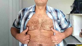 jardineiro mega-dotado macetando a pica grossa ate gozar - urso brasileiro fodendo a caceta ate jorrar leite - dotado tocando punheta na fazenda