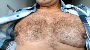 jardineiro mega-dotado macetando a pica grossa ate gozar - urso brasileiro fodendo a caceta ate jorrar leite - dotado tocando punheta na fazenda