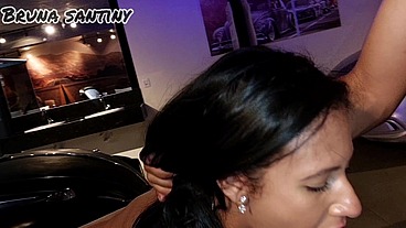 Marido viajou e ela resolveu aprontar: chamou dois. Um para filmar e outro para trepar, e depois mandar o vídeo para o corno.