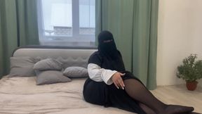 Mom's Arab friend in hijab and pantyhose gives jerk-off instructions