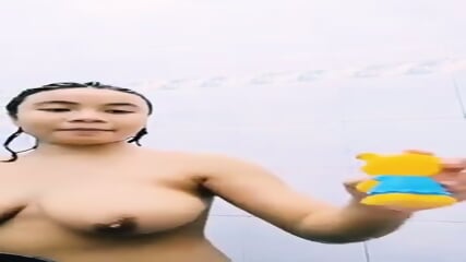 Bermandian Sambil Menampakkan Tetek Serupa Betik