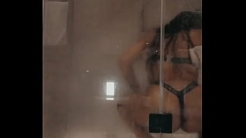 Lala tr&egrave_s d&eacute_tendu sur Swame ce soir la douche ne sera pas priv&eacute_