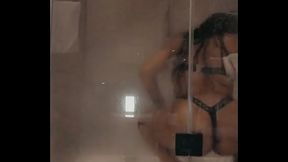 Lala tr&egrave_s d&eacute_tendu sur Swame ce soir la douche ne sera pas priv&eacute_