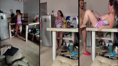 Madrastra se masturba en la cocina