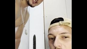 O ERICK DIAZ VEIO GOZAR NO GLORYHOLE E PEDIU PRA EU MAMAR FORA DA CABINE (COMPLETO NO RED)