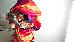 Boodhi Daadi Amma ki saree utaar kar unki chut chod diya