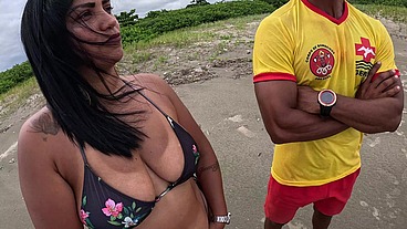 Nicoly safada seduz bombeiro na praia e senta na rola dele no meio do mato