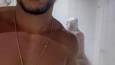 Banho quente de um casal apaixonado