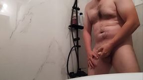 VID 116 masturbare si pisat in baie (3 min.)