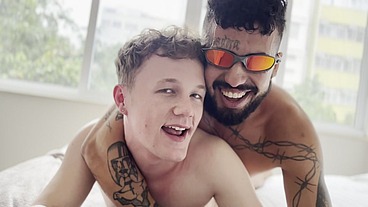 Carioca tatuado fodendo o cuzinho do twink australiano