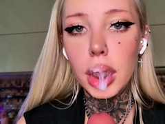 Amateur preggo hoe toys her pussy close up in fetish solo