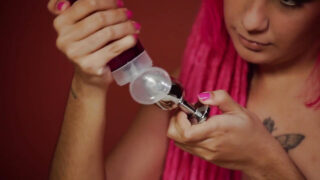 Muie, mâncare de păsărică – fată lesbiană latină tatuată care se masturbează