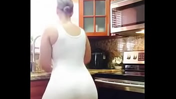 gorda gostosa na cozinha