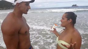 me dei bem , comi uma gostosa casada dando mole na praia .